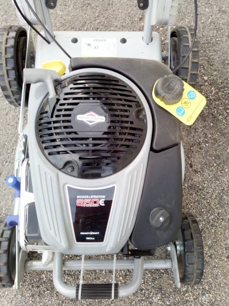 Vend tondeuse tractée à Velaux